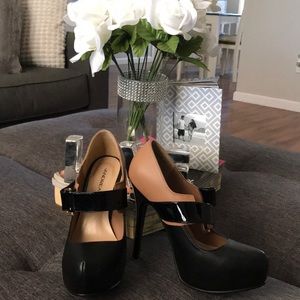 BRAND NEW Black and nude pumps